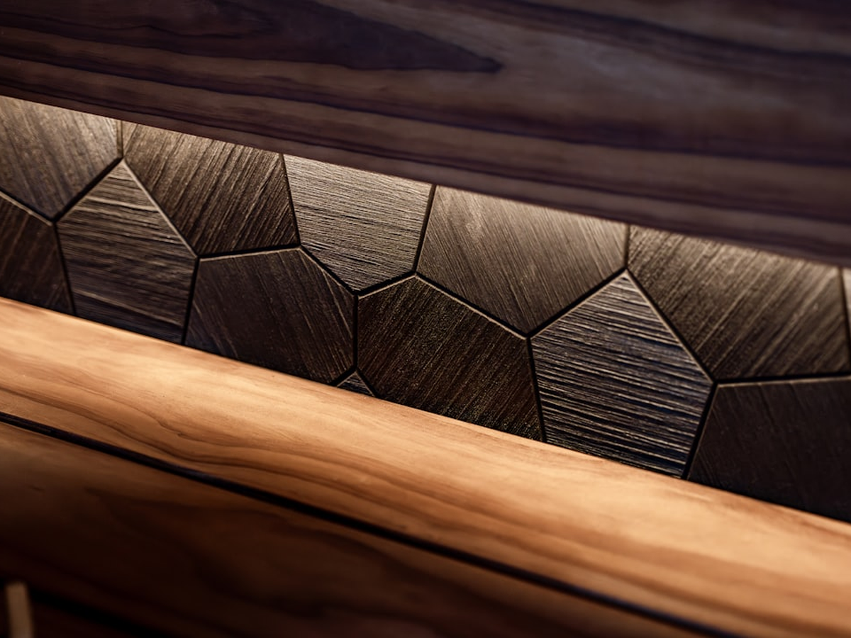 Elegancki drewniany stół w loungu Prestoria Living